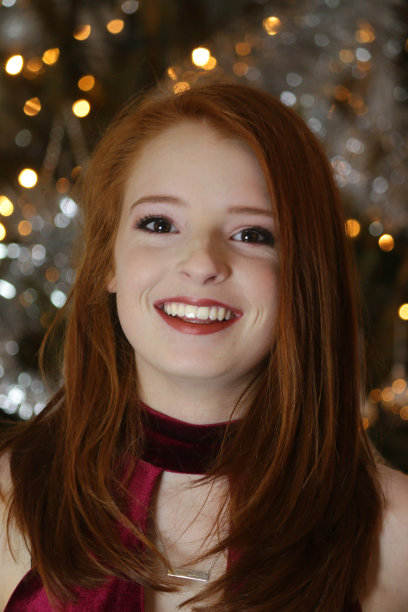 一个漂亮的红头发年轻女子的形象图片下载