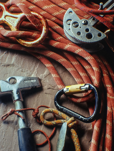 马哈拉施特拉邦卡扬棕色岩石上的登山装备图片下载