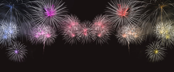五彩缤纷的烟花在一年一度的节日里爆炸图片下载