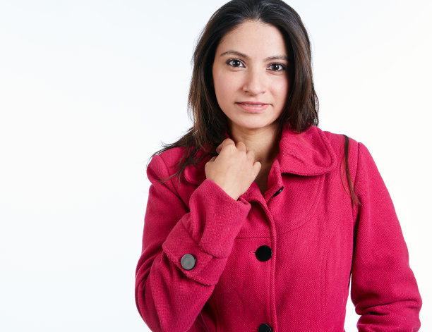 肖像漂亮的亚洲女孩在粉红色外套微笑图片下载