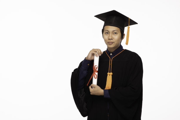 亚洲毕业生在帽子和长袍微笑孤立的白色图片下载