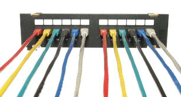 十二端口枢纽与彩色局域网电缆隔离在白色背景图片下载