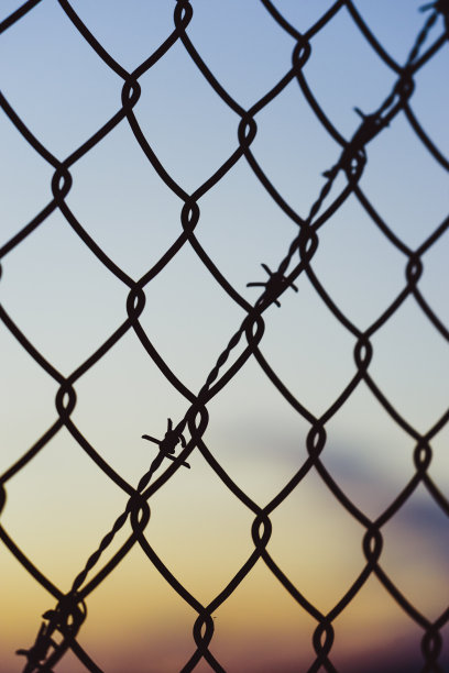 日落时铁链围栏的细节图片下载