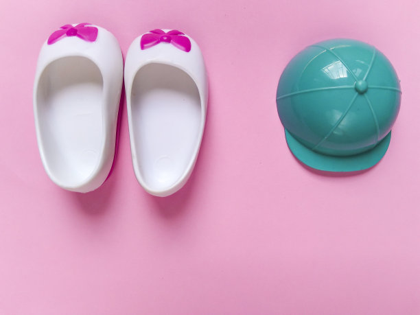 可爱的小女孩鞋与小男孩帽子的特写。图片下载