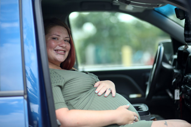 怀孕少女在卡车里等着去医院图片下载