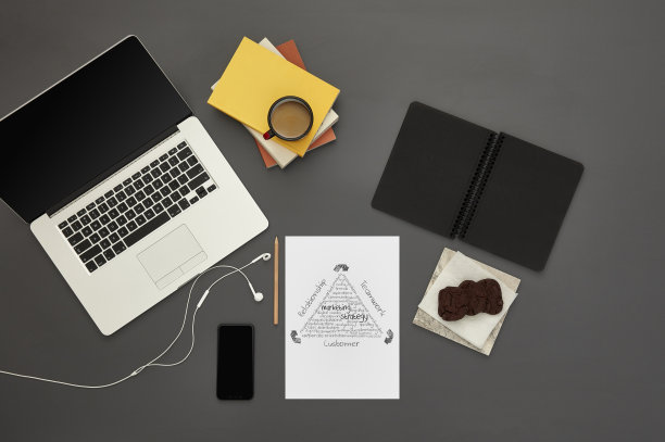 工作桌顶视图与笔记本电脑和营销词在纸上。图片下载