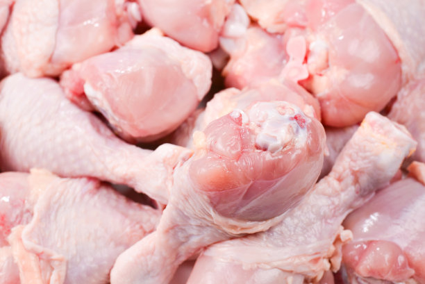 美味的生鸡腿。前视图。图片下载