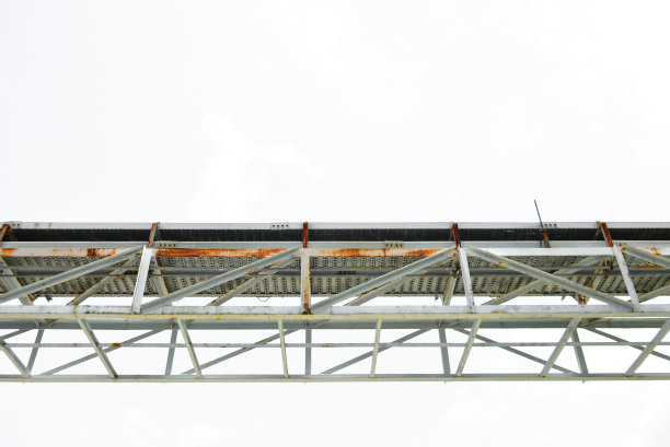 金属电缆桥架用于电线、电缆、白色背景上的夹头、接地。图片下载