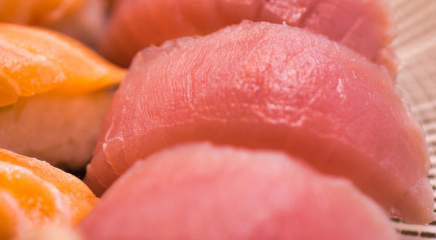 自制寿司，上面多放金枪鱼图片下载