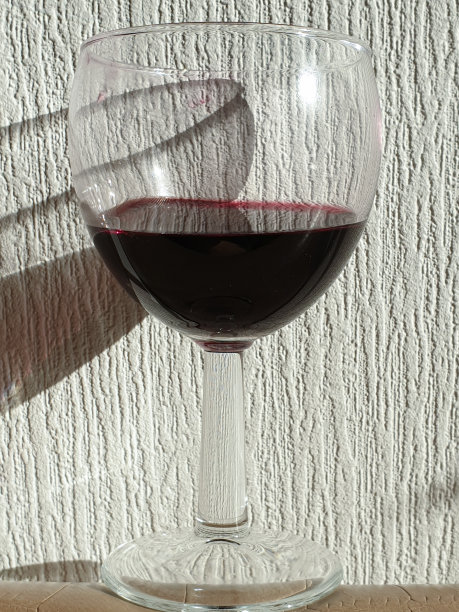 玻璃杯中的红酒，透明的葡萄酒杯图片下载