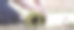 裁剪图像的女孩滚动瑜伽垫。特写的迷人的年轻女子折叠绿色瑜伽或健身垫后，在树林或城市公园的林间空地。健康的生活图片下载