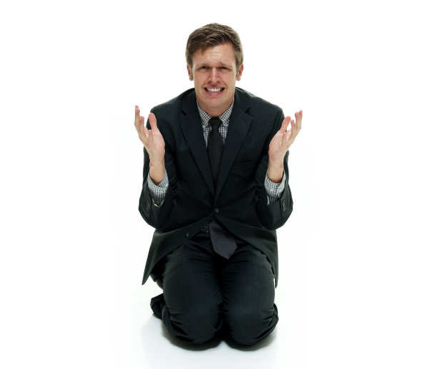 商人穿着西装，打着白领带坐在地板上图片下载