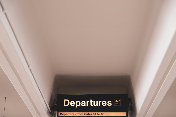 机场内的出港和登机口标志图片下载