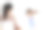 女儿拉小提琴给她妈妈听。图片下载