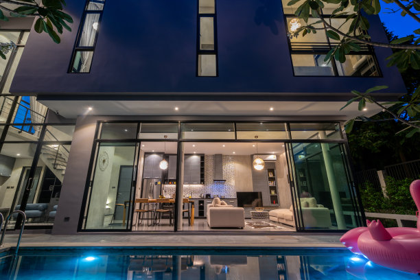 夜间室外住宅与游泳池的房子图片下载