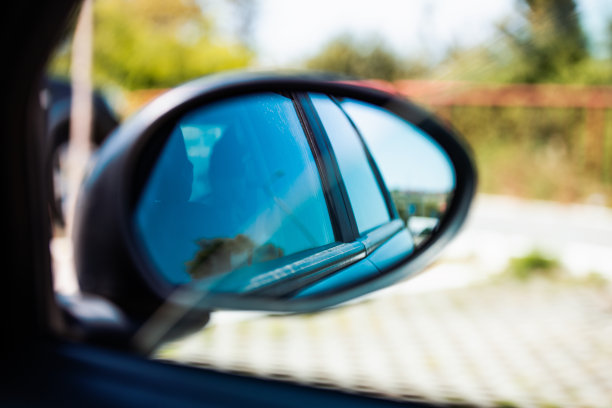 从汽车侧面看道路。侧镜的公路图片图片下载