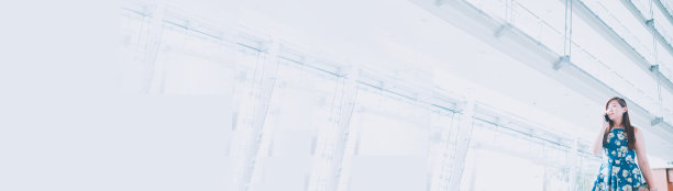 女人的力量和企业主的概念从美丽的亚洲女孩在使用手机打电话给她的客户在现代办公室与幸福的感觉图片下载