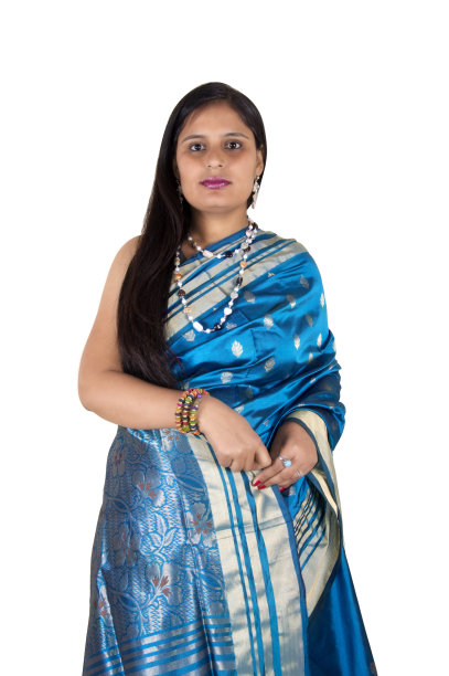 漂亮的女人肖像孤立在白色背景穿着纱丽图片下载