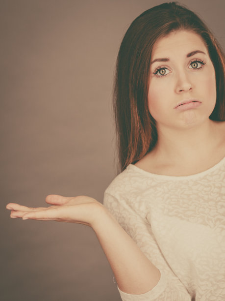 迷人的年轻女子困惑图片下载