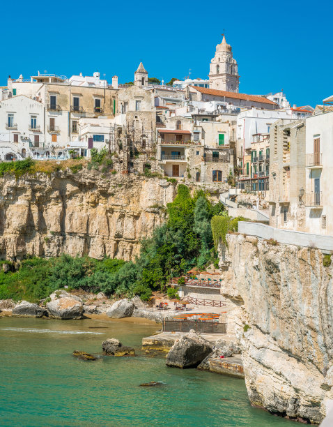 在一个阳光明媚的夏日，美丽的维斯特。加尔加诺，普利亚(阿普利亚)，意大利南部。图片下载