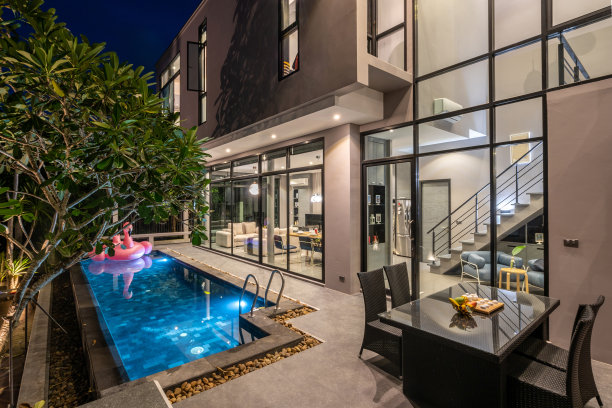 夜间室外住宅与游泳池的房子图片下载