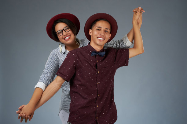 积极微笑的年轻夫妇图片下载