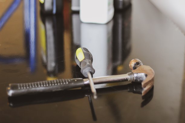 一个螺丝刀和一个锤子在车间的近距离图像图片下载