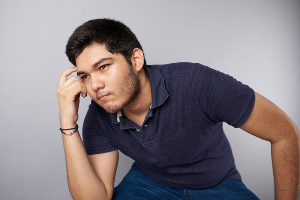 焦虑的年轻人画像图片下载