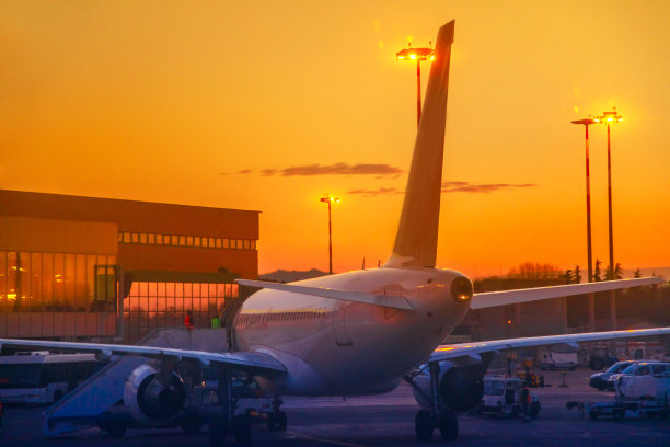 日落时分的飞机图片下载