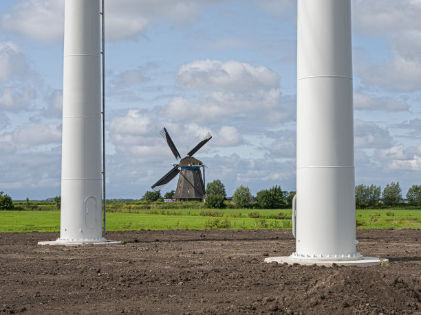 位于Kaag和Braassyem市Hoogmade高度的Randstad的桅杆之间的历史上的风车图片下载