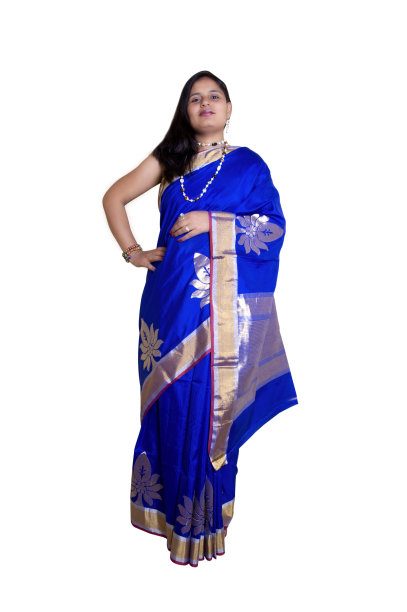 漂亮的女人肖像孤立在白色背景穿着纱丽图片下载