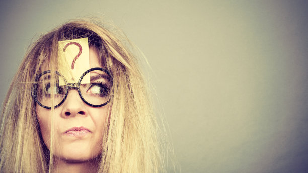 疲惫的疯女人沉思后图片下载