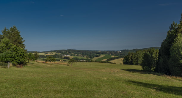 波西米亚东部佩茨卡老城附近的炎热夏日图片下载