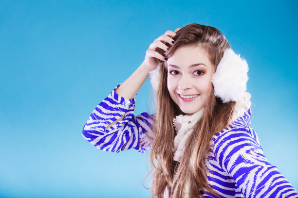 冬天的年轻女子。图片下载