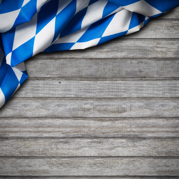 木桌上的巴伐利亚桌布图片下载