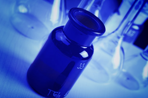 木制桌面上的复古实验室玻璃器皿图片下载