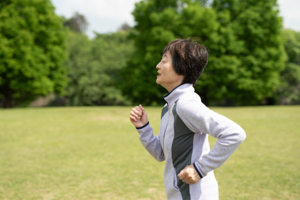 一位老妇人在公园里跑步图片下载