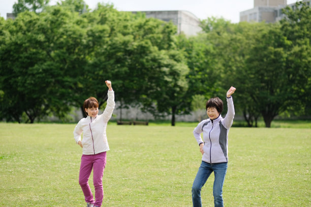 老女人和私人教练跳舞图片下载