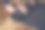 特写的年轻女子滚动她的健身垫图片下载