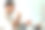 男平面设计师在办公室的桌子上看照片图片下载