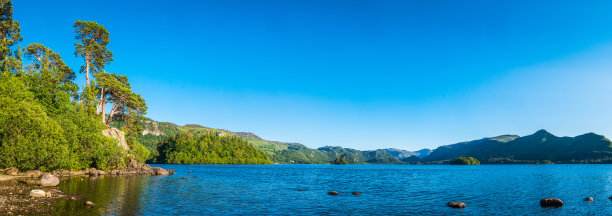 田园诗般的蓝色湖泊环绕着绿色的山脉全景Derwent水图片下载