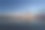 深蓝的天空在晚霞的微光中倒映在宁静的湖面上图片下载