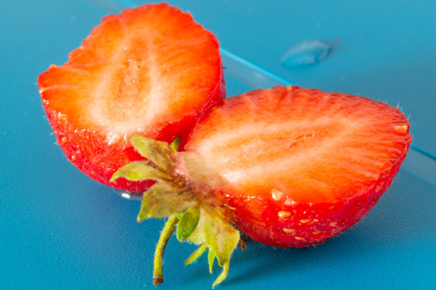 在蓝色背景上切草莓图片下载