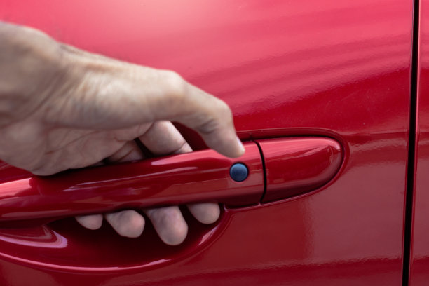 亚洲男人打开智能无钥匙红色车门为汽车或交通形象图片下载