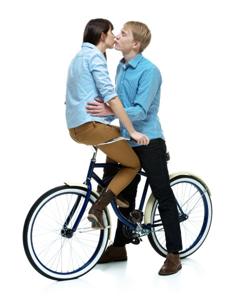 一对美丽的夫妇坐在自行车上图片下载