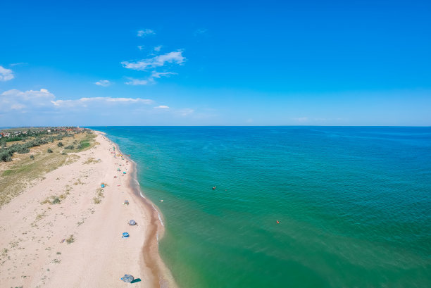 Berdyansk海岸全景，乌克兰南部，欧洲。有美丽的沙滩和清澈的蓝色大海的度假城市。著名的旅游目的地，亚速海舒适度假的理想之地。无人驾驶飞机的照片图片下载