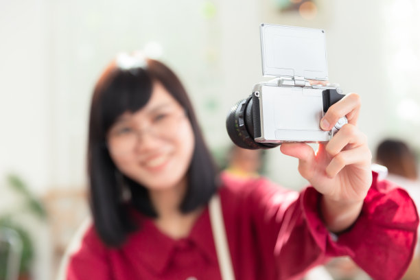 青少年使用翻屏无反光镜相机自拍面部特写图片下载