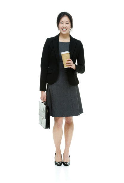 美丽年轻的华裔女性是一个女商人，穿着西装和灰色连衣裙和高跟鞋图片下载