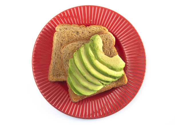 牛油果吐司在小麦面包孤立的白色背景图片下载
