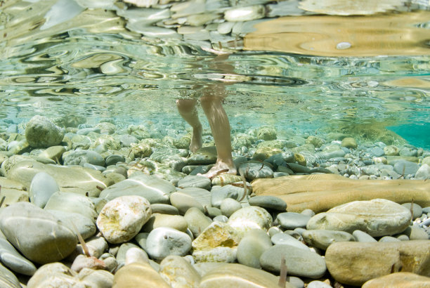 有趣的水下照片腿孩子在海游泳池。非常清晰的水域。健康的生活方式，人们水上运动户外活动，游泳在夏季海滩与孩子家庭度假。图片下载